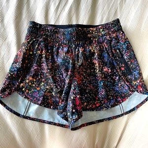 Lululemon Tracker Shorts in floral print Sz 6